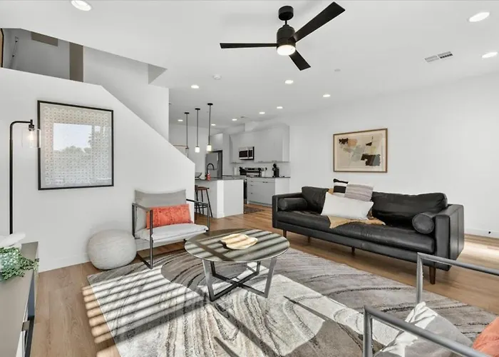 Desert Escape Townhome - Pool & Gym