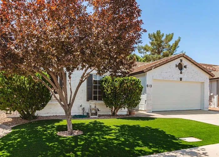 Stylish Val Vista Home 3Br Yard Putting Green