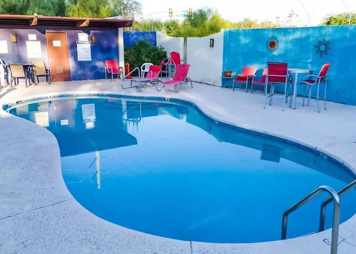 Warm & Quaint Retreat With Pool
