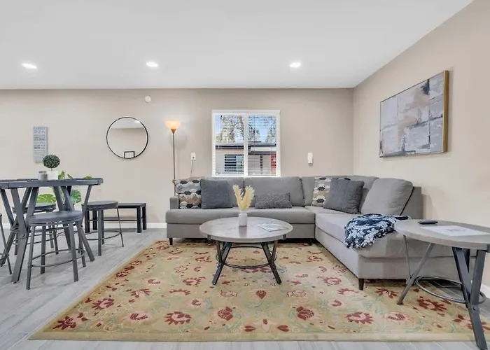Modern Central Location-10 Mins From U Of A
