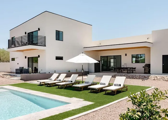 Foothills Upscale Retreat With Heated Pool