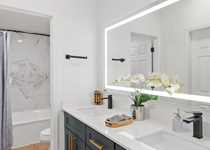 Remodeled Travelers Haven Modern & Stylish 2Br