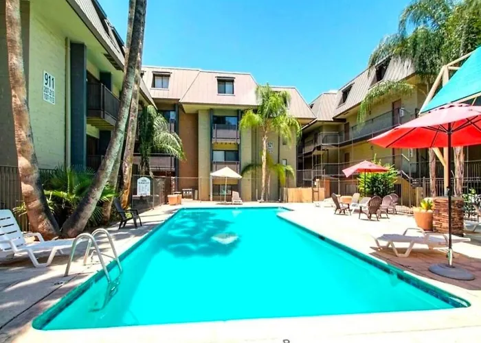 Resort-Style Condo With Pool, Balcony, Walk To U Of A