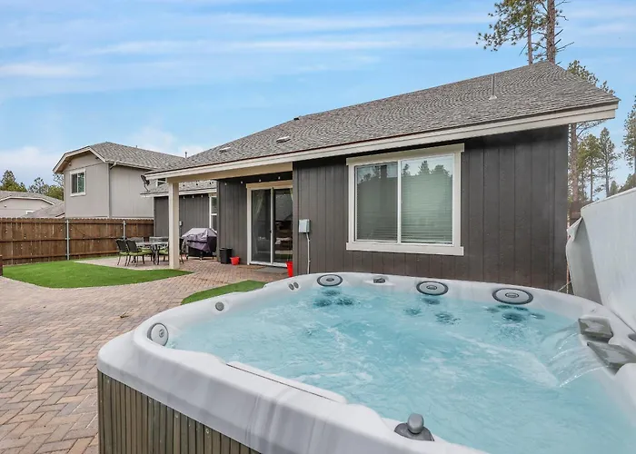 Windtree Retreat Hot Tub Pet-Friendly Fire Pit Near Downtown
