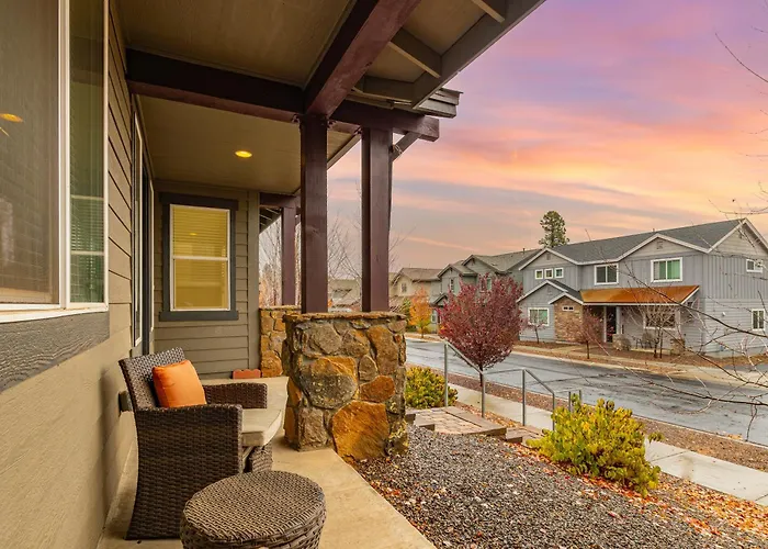 Modern Flagstaff Getaway With Mountain Charm.