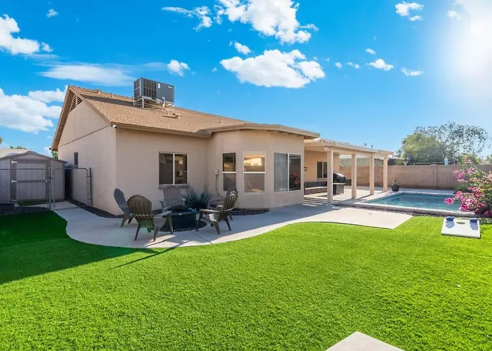 Poolside Family Stay Near Cardinals & Dodgers