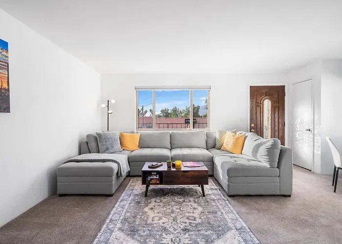 Sunny & Bright Charm With Community Pool