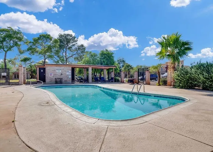 Cozy Pet Friendly Townhome With Pool