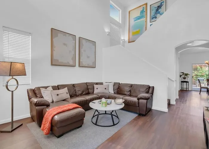 Family Home-Mins From The Loop With Hot Tub