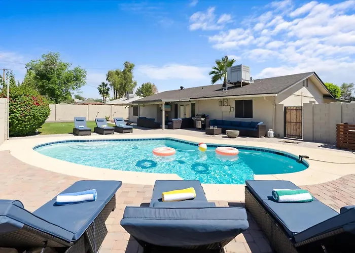 Heated Pool Resort, Putting Green, Outdoor Tv - Holiday Home