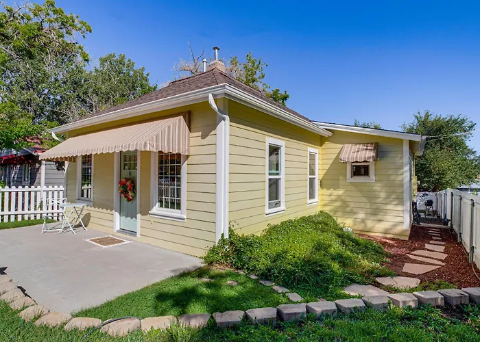 Grand Canyon Gateway: Walkable Williams Home