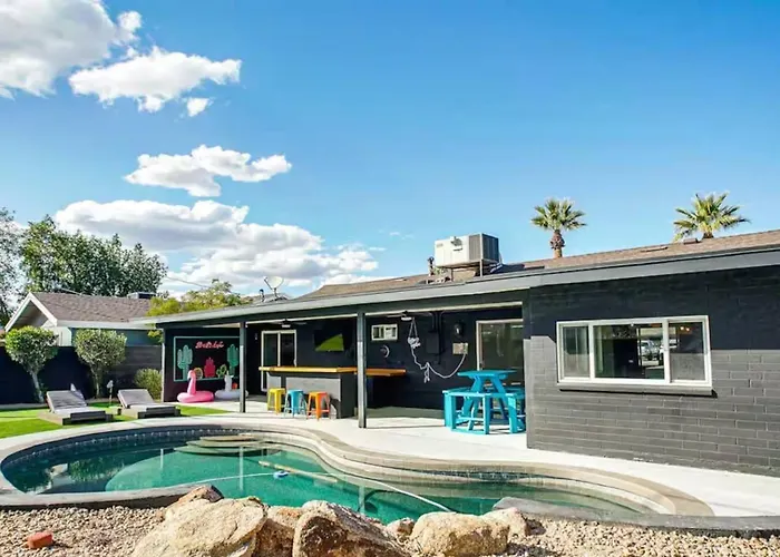 Scottsdale Hangout Pool + Putting Green + Games