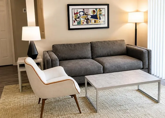 Chandler Haven 2Br,2Ba, Pool, Gym & King Bed
