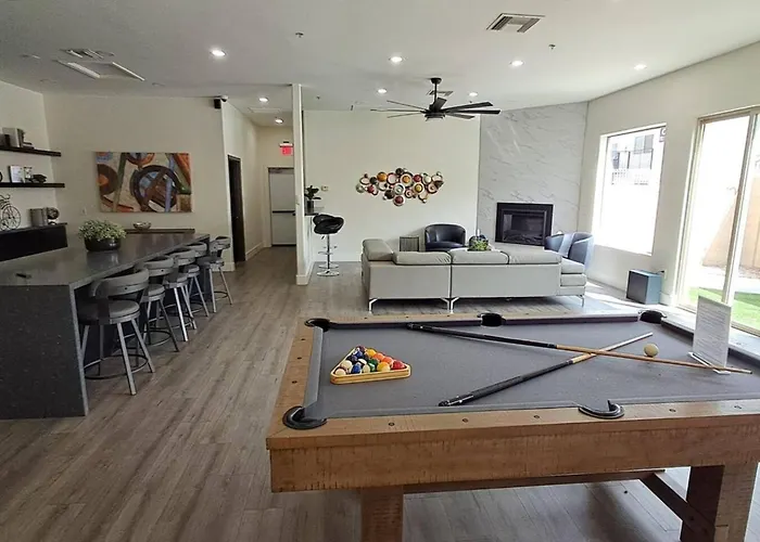 Cozy Phoenix Condo With Hot Tub & Mountain Views