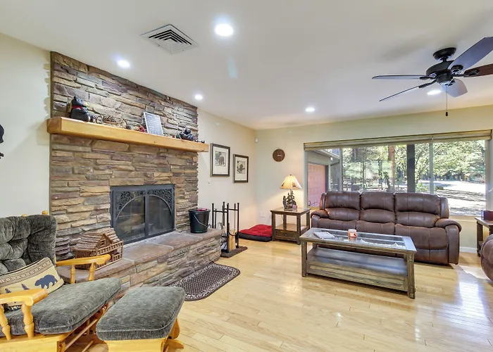 Dog-Friendly Home On Pinetop Lakes Course!