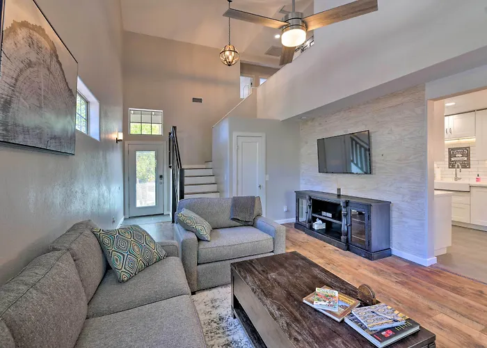 Modern Flagstaff Home W/ Bbq: Walk Downtown!