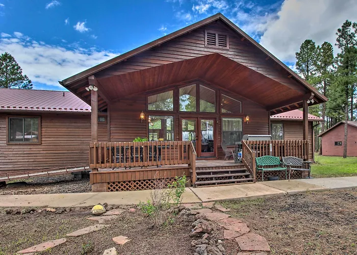 Yard, Grill & Games: Spacious Cabin In Lakeside!