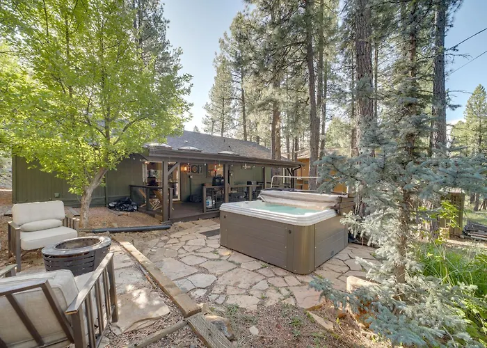Hot Tub & Patio: Pet-Friendly Cabin In Munds Park!