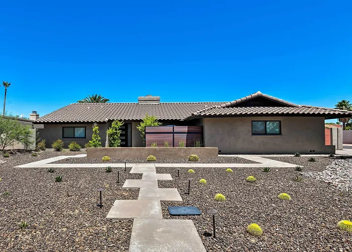 Scottsdale Oasis W/ Outdoor Bar & Pool!