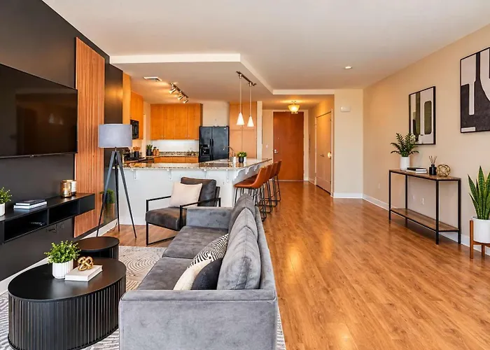 Stylish 1Br Highrise Dt, Parking, Pool, Gym, W-D, Golf