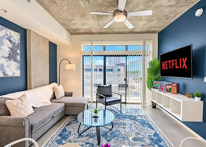 Stylish 1Bd - Central Downtown - Gym, Pool, Parking