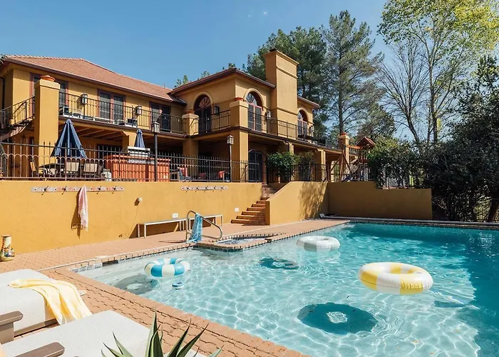 Majestic Creekside Escape With Pool, Spa, Sauna, Gym