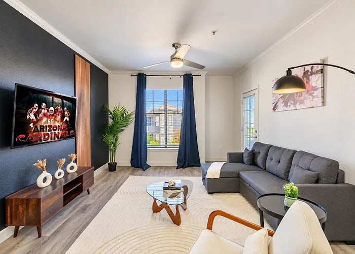 Elegant 1Bd King Bed, Pool, Hot Tub, Gym, Parking