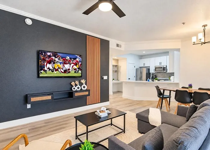 Relaxed 2Bd King Bed Pool, Hot Tub, Gym, Parking