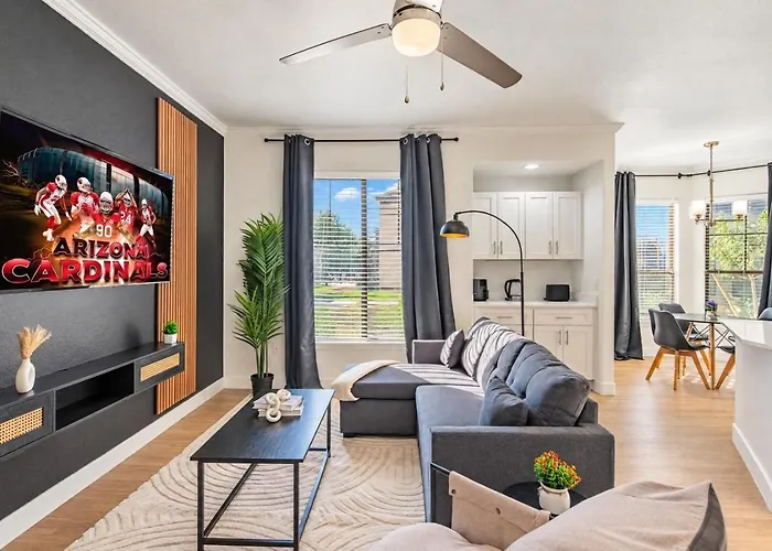 Chic 2Bd King Bed With Pool, Hot Tub, Gym, Parking