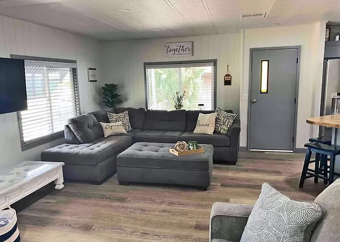 The Angler - A Spacious & Comfortable Lake Getaway