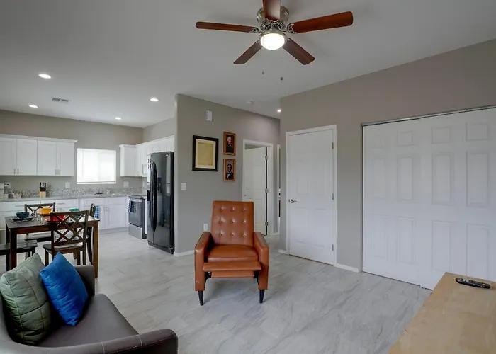 Townhome 1 Mi To Midtown & Botanical Gardens!