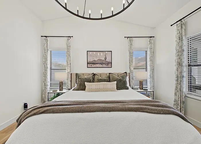Scottsdale Retreat With Private Hot Tub
