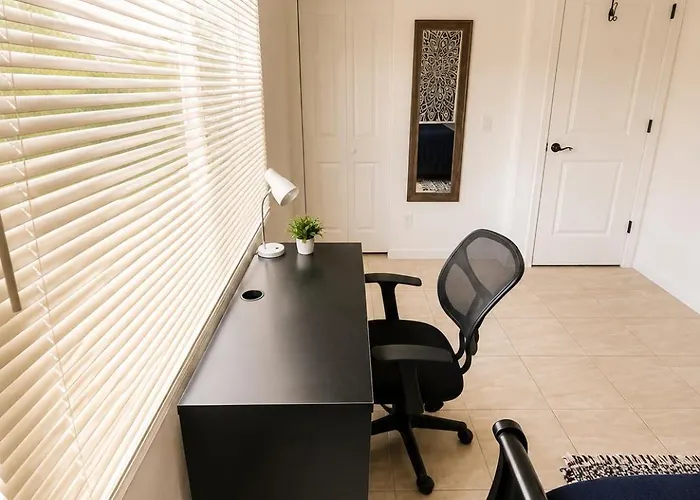 Malibu Homestay With Pool For Students & Young Professionals!