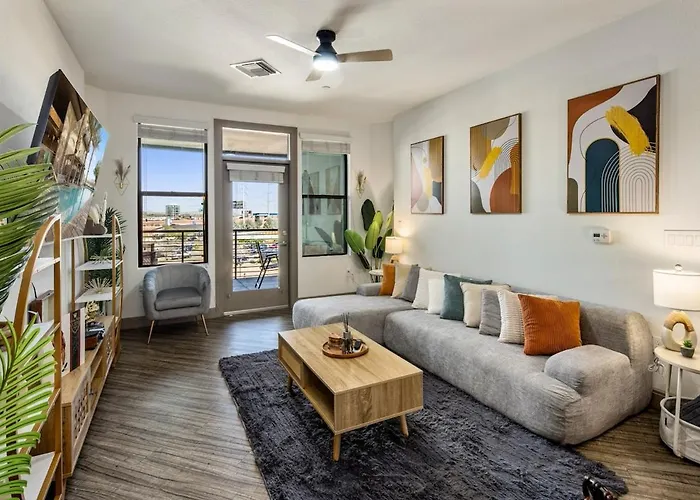 Escape To The Golden Equestrian 2Br Tempe Townlake
