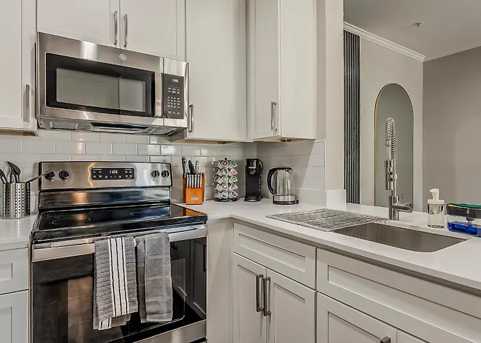 Stylish 2Br/2Ba Apt • Pool • Gym • Free Parking