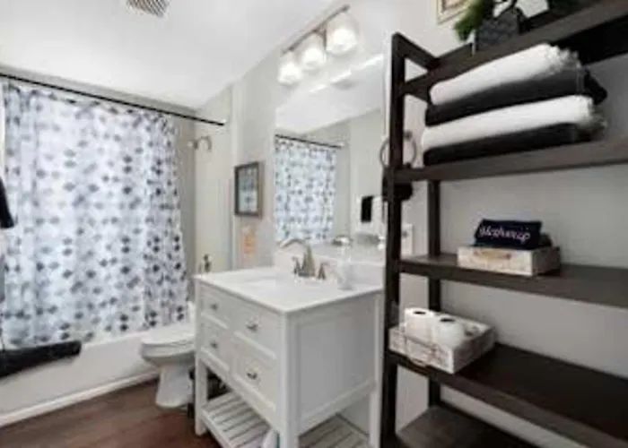 Apex Executive Apartments - 1422 E Brill St