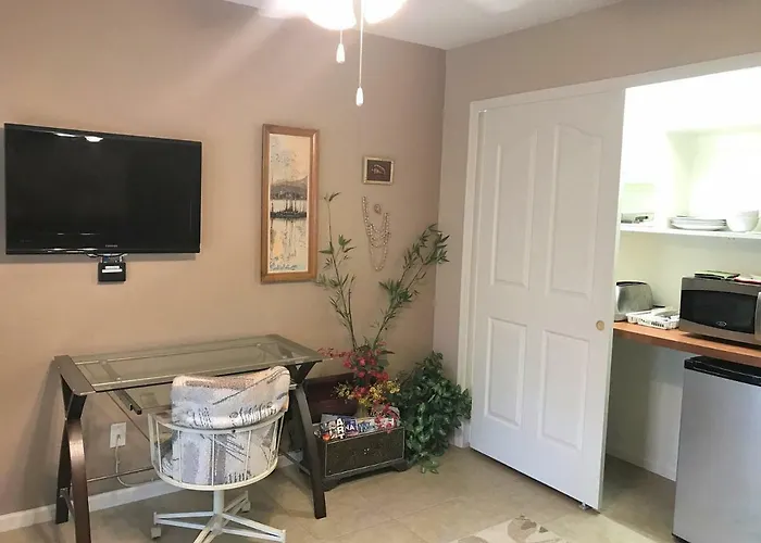 Private Suite-Living Rm/Kitchenette/Bed/Bath