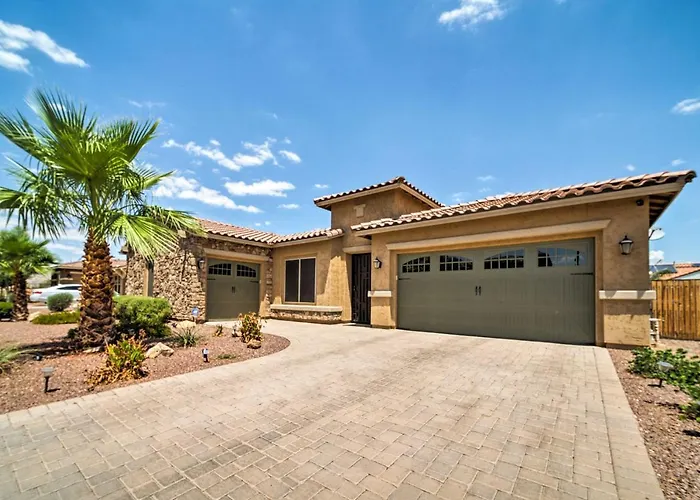 Hot Tub & Putting Green: Home In Surprise