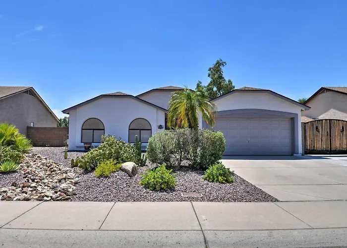 Walk To Nfl Games: Glendale Home Near Golf