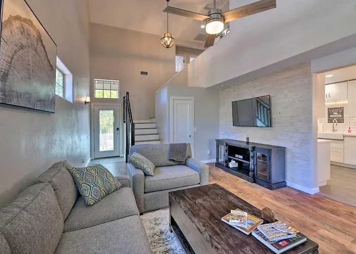 Modern Flagstaff Home W/ Bbq: Walk Downtown!