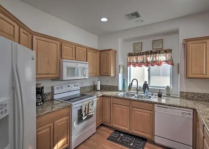 Desert Condo W/ Pool ~ 3 Miles To Colorado River!